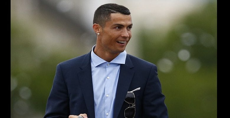 Cristiano Ronaldo escorté comme un roi en arrivant à Turin-Vidéo