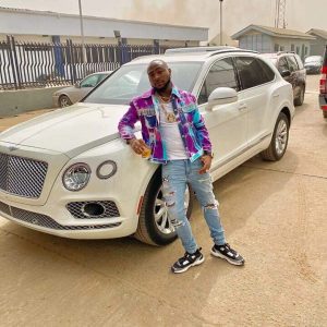 Nigeria : Davido Repousse Brutalement Un Fan Qui Voulait Le Serrer Dans Ses Bras (Vidéo)