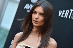 Emily Ratajkowski : En Culotte Très Échancrée, Elle Dévoile Son Fessier Envoûtant Et Un Léger Détail Attire L’attention (Photo)