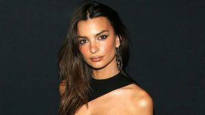 Emily Ratajkowski Prouve À Ses Fans Qu’elle Peut Être Sexy Et Une Bonne Cuisinière !