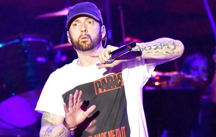 Eminem Propose De Lui Envoyer Des Textos : Il Y Répondra