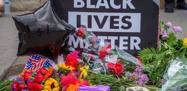 Etats-Unis: Quatre Policiers De Minneapolis Limogés Après La Mort D’un Homme Noir