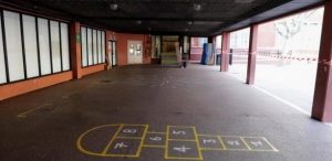 France: La Réouverture Des Écoles Contestée Malgré Un Protocole Très Strict