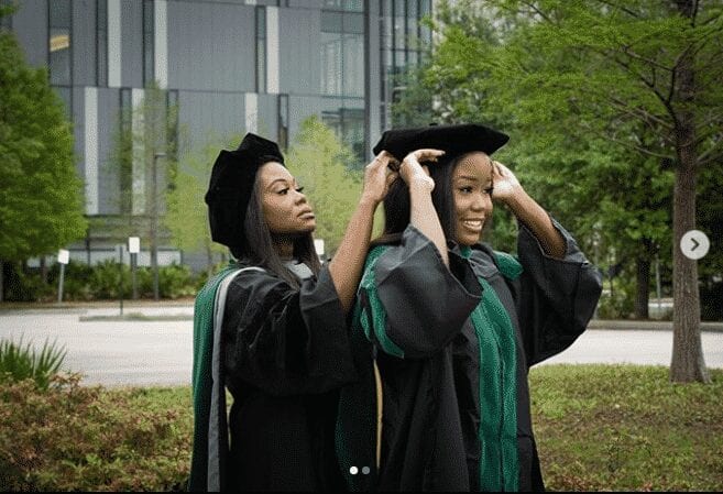 Incroyable : une Mère et sa fille diplômées avec un diplôme en médecine le même jour
