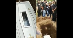 Indonésie: Un Cadavre Aurait Salué Les Gens À Son Enterrement, À Travers La Vitre De Son Cercueil (Vidéo)