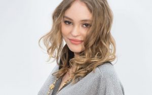 Lily Rose Depp : Robe Rouge Et Sexy Pour Fêter Ses 21 Ans !