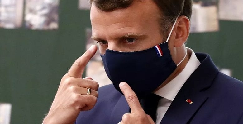 Le Président Macron A Eu Du Mal À Respecter Les Gestes Barrières Lors D’une Visite Dans Une École