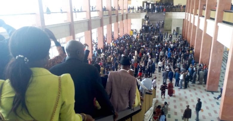 Scandale Parlement Congolaisdéputés Sortent Coups De Poing Faire Entendre