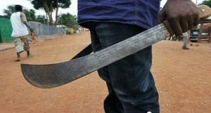 Trompé Par Des Agents De Qnet : Il Débarque Avec Une Machette