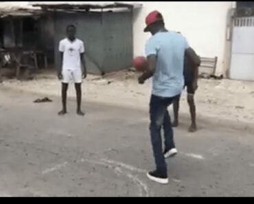 Quand Debordo Leekunfa Expose Ses Talents De Footballeur (Vidéo)