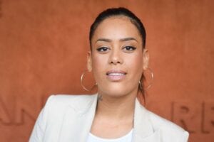 Amel Bent Poste Un Cliché Sexy Et Affolant