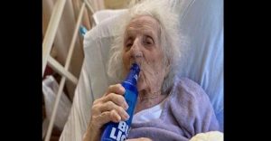 Âgée De 103 Ans, Elle Célèbre Sa Guérison Au Coronavirus D’une Façon Particulière