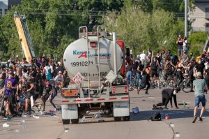 Etats-Unis : Un Chauffeur Arrêté Pour Avoir Foncé Sur Des Manifestants