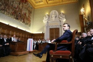 Emmanuel Macron S’exempte De La Séparation Des Pouvoirs