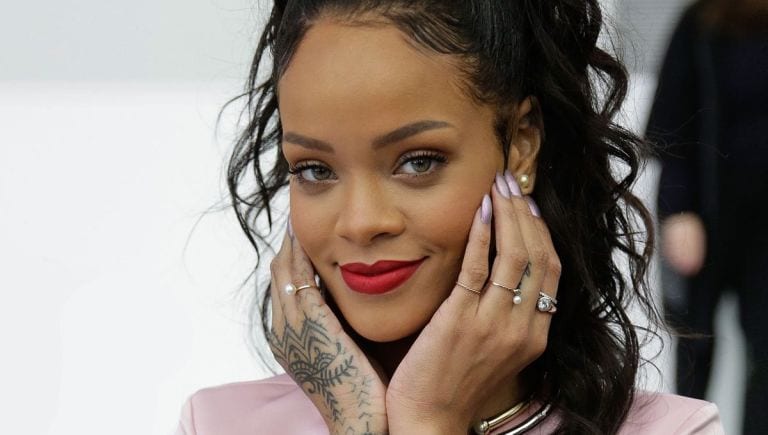 En Soutien-Gorge Et Culotte Jaune Fluo, Rihanna Séduit Ses Admirateurs