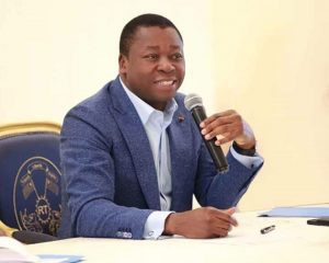 Togo : Faure Gnassingbé Fait Une Grosse Surprise  À Un  Jeune Portraitiste