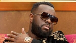 France : Maître Gims Offre Des Fournitures Scolaires Aux Élèves