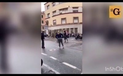 Italie : Un Sénégalais Pète Les Plombs En Pleine Rue Et Se Bagarre Avec Un Vieux