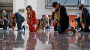 En Tissu Ghanéen, Les Démocrates Américains Observent Neuf Minutes De Silence Pour George Floyd