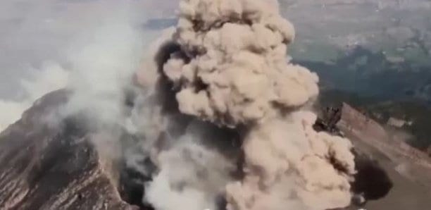 Les Images Aériennes D’un Volcan En Éruption Au Mexique
