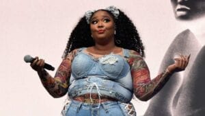 Lizzo : La Chanteuse A Joué De La Flûte Avec L’orchestre Philharmonique De New York