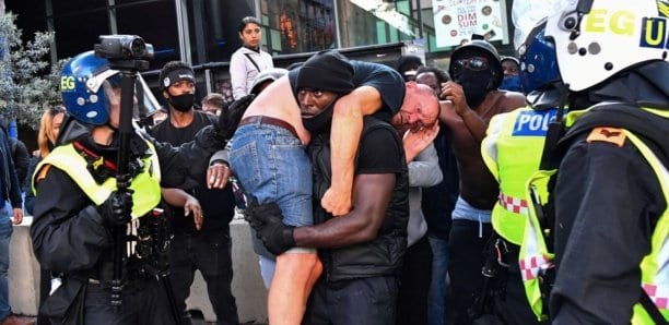 Londres Un Manifestant Dextrême Droite Secouruun Homme Du Mouvement Black Lives Matter