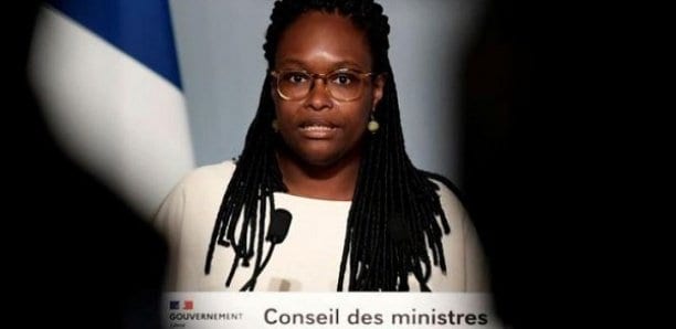 Macron dénonce le racisme dans la police tout en refusant l’amalgame, dit Ndiaye