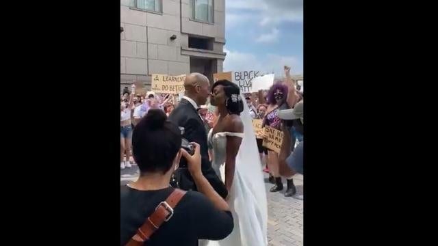 Mort de George Floyd : un couple se marie en pleine manifestation-Vidéo