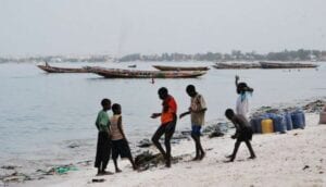 Plage De Yarakh : Un Homme Surpris Sur Un Jeune Garçon