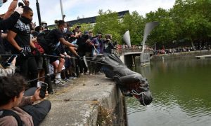 Bristol : La Statue D&Rsquo;Un Marchand D&Rsquo;Esclaves Renversée Dans Une Rivière (Vidéo)