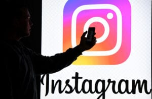 Sur Instagram, La Prime Secrète À La Nudité: Se Déshabiller Pour Gagner De L’audience