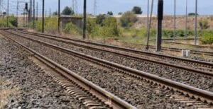 Un Jeune De 15 Ans, Endormi Sur Les Rails, Échappe De Justesse À La Mort