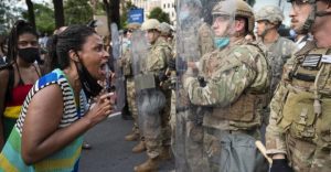 Usa: Comme Floyd, Une Autre Afro-Américaine Interpellée Avec Un ”Genou Sur Le Cou”-Vidéo