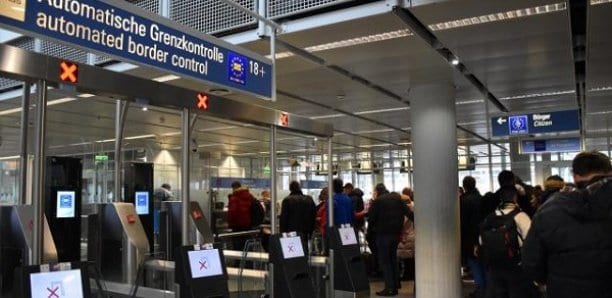 Un Passager Présentant Des Symptômes Refoulé À Brussels Airport