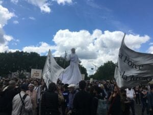 Pour L’hôpital, Des Dizaines De Milliers De Manifestants Et Des Violences