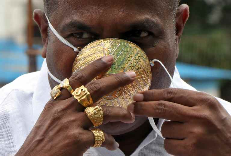 Inde : L&Rsquo;Homme D&Rsquo;Affaires Shankar Kurhade Porte Un Masque En Or Estimé À Plus De 2 Millions Fcfa