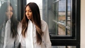 À 50 Ans, Naomi Campbell Pose Toute Nue Dans Un Métro