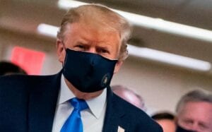 Donald Trump Porte Enfin Son Masque De Protection En Public