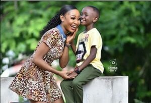 Ghana : L&Rsquo;Actrice  Akuapem Poloo Après  Avoir Montré Sa Nudité À Son Fils Sera Interrogée Par La Police