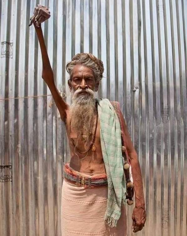 HH - Depuis 43 ans, un hindou tient sa main levée