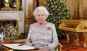 La Reine Elizabeth Ii A-T-Elle  Volé Le Piano Doré De Saddam Hussein ?