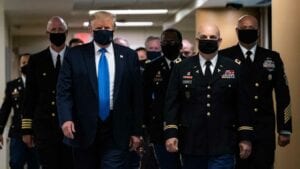 Trump Conseillers masque protection Doingbuzz 300x169 - Donald Trump porte enfin son masque de protection en public