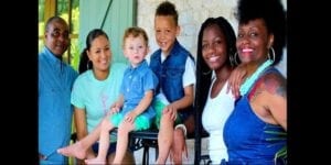 Une Afro-Américaine Qui A Adopté Un Bébé Blanc Parle De Ses Difficultés Avec Ses Voisins Et La Police (Photos)