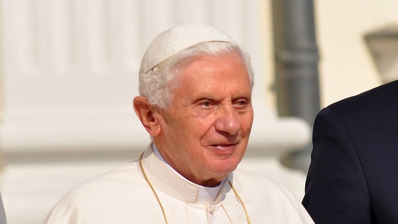Vatican : Le Pape Émérite Benoît Xvi En Deuil