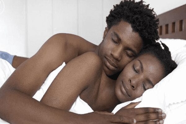 5 Raisons Pour Lesquelles Les Couples Devraient Dormir Nus