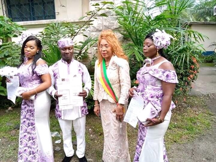 Cameroun Un Homme Épouse Légalement Ses Deux Femmes Doingbuzz