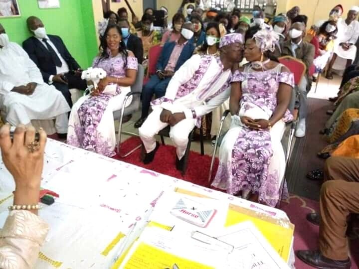 Cameroun Un Homme Épouse Légalement Ses Deux Femmes3