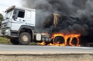 Drame : Un Camion De Dangote En Feu, Fait Deux Morts