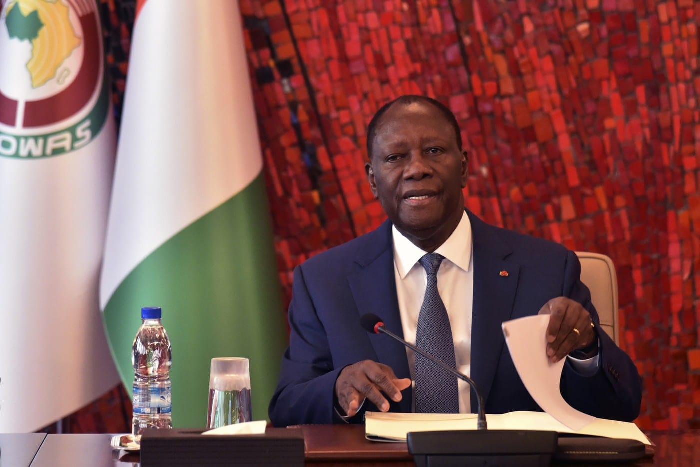Face à ses détracteurs Alassane Ouattara hausse le ton et tranche le débat sur son éligibilité cogne fort ses détracteurs  - 3ÈME MANDAT ANTICONSTITUTIONNEL : ALASSANE OUATTARA HUMILIE MACRON PUBLIQUEMENT