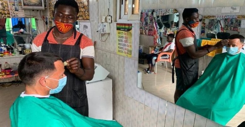 Ghana : L’ambassadeur D’australie Se Fait Couper Les Cheveux Dans Un Salon De Coiffure Local